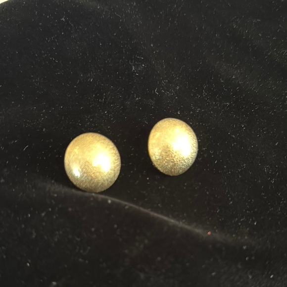 Elegant Gold Tone Vintage Clip  Earrings - Picture 1 of 4